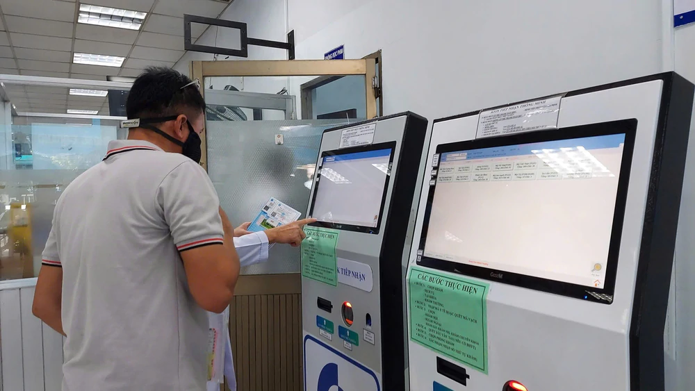 Kiosk triển khai tại bệnh viện, giúp người bệnh bớt cảnh xếp hàng dài để lấy số thứ tự làm thủ tục đăng ký- Ảnh Hải Yến