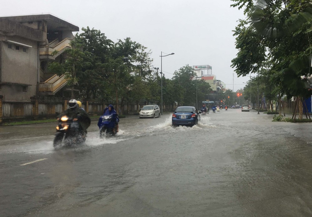 Dự báo thời tiết ngày 31/10: Nam Bộ, Nam Trung Bộ có mưa dông, đề phòng lốc, sét - Ảnh 1.