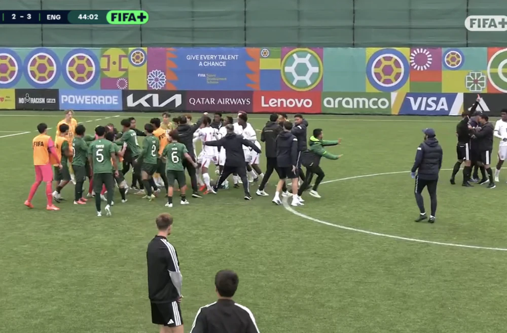U15 World Cup Dậy Sóng: Thủ Môn Bolivia Phản Đối Trọng Tài Bằng Cách Bỏ Khung Thành - Ảnh 2.