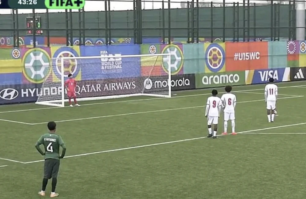 U15 World Cup Dậy Sóng: Thủ Môn Bolivia Phản Đối Trọng Tài Bằng Cách Bỏ Khung Thành - Ảnh 1.