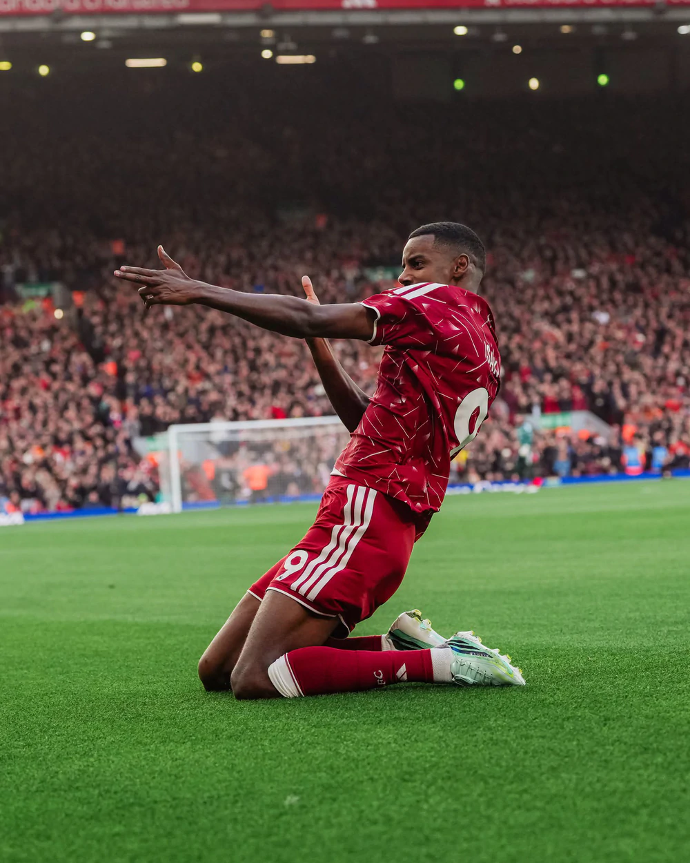 Alexander Isak Hồi Sinh Mạnh Mẽ, Chứng Minh Giá Trị Bom Tấn Của Liverpool - Ảnh 1.