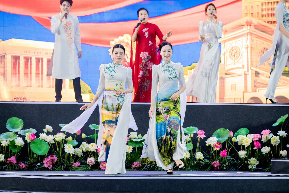"Sắc màu năm châu" - 15 quốc gia hội tụ trong lễ hội tại Hà Nội - Ảnh 1. "Sắc màu năm châu" - 15 quốc gia hội tụ trong lễ hội tại Hà Nội - Ảnh 1.