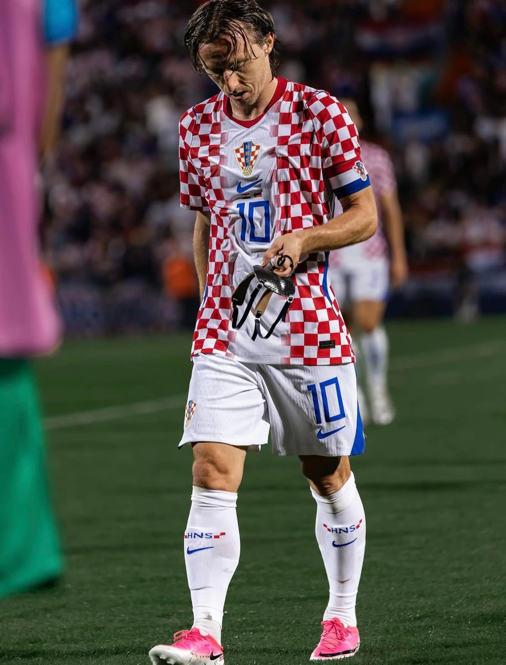 Luka Modric thừa nhận cảm giác xấu hổ sau khi Croatia nhận thất bại 0-7 trước Anh tại Nations League hôm 3/10, trận thua nặng nề nhất trong lịch sử đội tuyển. Ảnh: FBNV