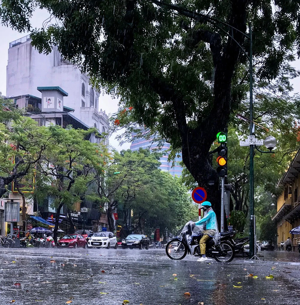 Cảnh báo mưa dông kèm lốc sét trên khu vực Hà Nội, lũ trên sông Đồng Nai - Ảnh 1. Cảnh báo mưa dông kèm lốc sét trên khu vực Hà Nội, lũ trên sông Đồng Nai - Ảnh 1.