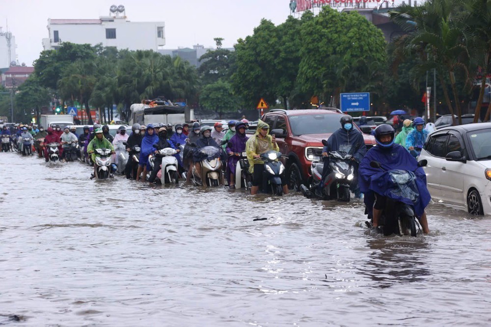 Cảnh báo mưa dông kèm lốc sét ở Hà Nội, lũ quét, sạt lở đất tại 3 tỉnh khu vực Trung Bộ - Ảnh 1. Cảnh báo mưa dông kèm lốc sét ở Hà Nội, lũ quét, sạt lở đất tại 3 tỉnh khu vực Trung Bộ - Ảnh 1.
