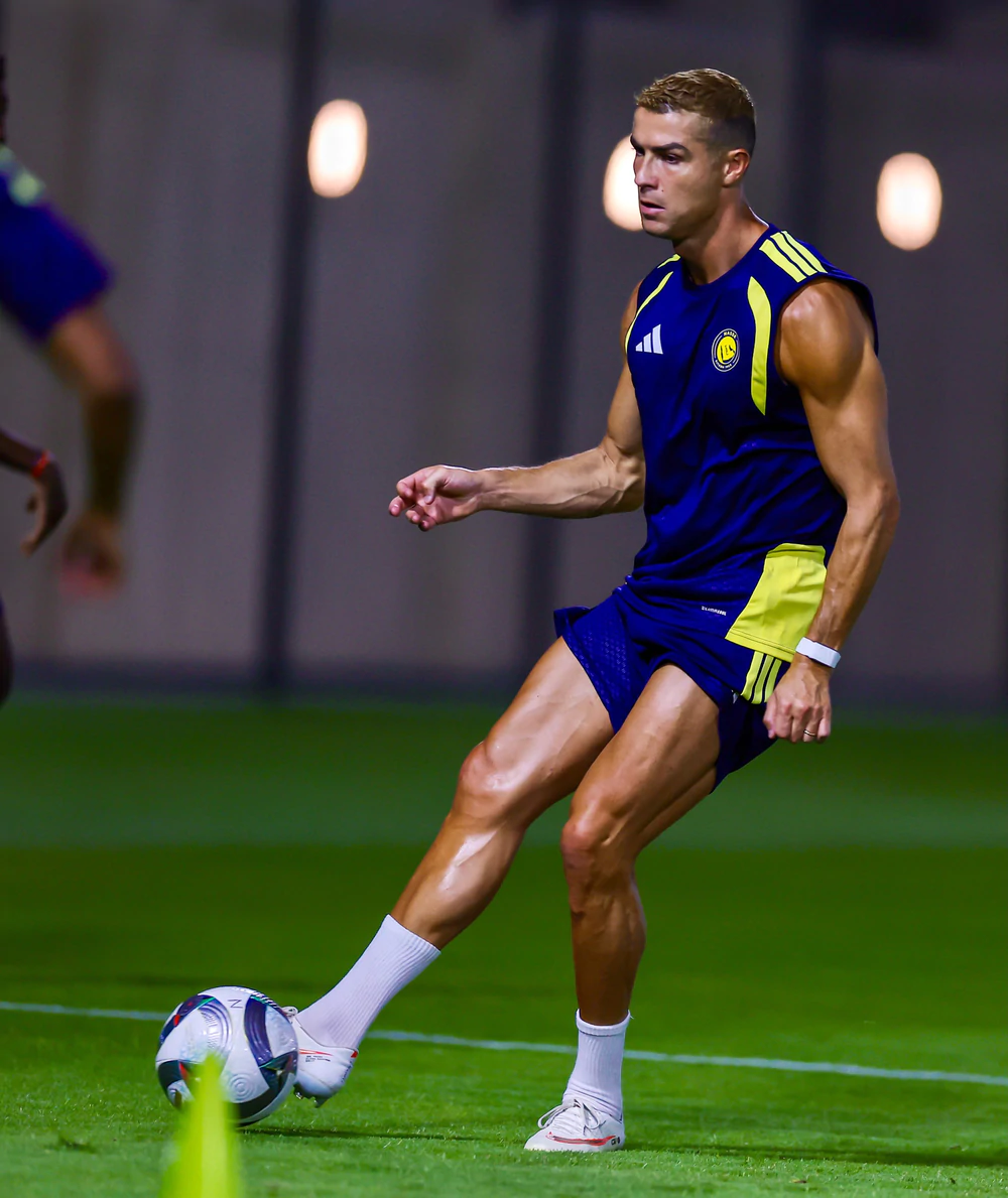 Ronaldo chính thức về CLB Al Nassr, được dự đoán sẽ trở lại tuyển Bồ Đào Nha vào năm 2027 - Ảnh 2. Ronaldo chính thức về CLB Al Nassr, được dự đoán sẽ trở lại tuyển Bồ Đào Nha vào năm 2027 - Ảnh 2.