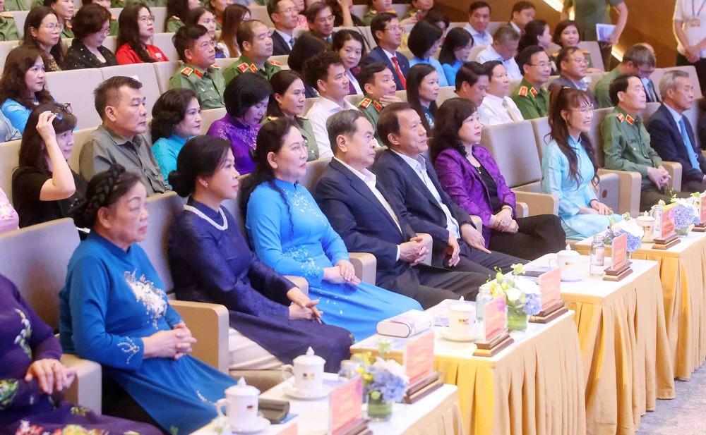 Chủ tịch Quốc hội dự Chương trình nghệ thuật “Kết nối yêu thương” - Ảnh 1.