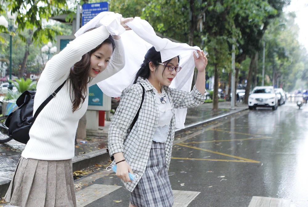 Thời tiết ngày 6/10: Ảnh hưởng của không khí lạnh, Trung Bộ đối mặt đợt mưa lớn kéo dài đến 10-11/10 - Ảnh 1. Thời tiết ngày 6/10: Ảnh hưởng của không khí lạnh, Trung Bộ đối mặt đợt mưa lớn kéo dài đến 10-11/10 - Ảnh 1.