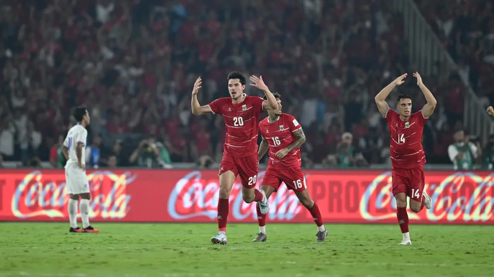Lý do HLV Indonesia chọn cả 4 hậu vệ đá penalty trước Thái Lan 1 Vì sao HLV Herdman chọn cả 4 hậu vệ làm người đá luân lưu cho ĐT Indonesia? - Ảnh 1.
