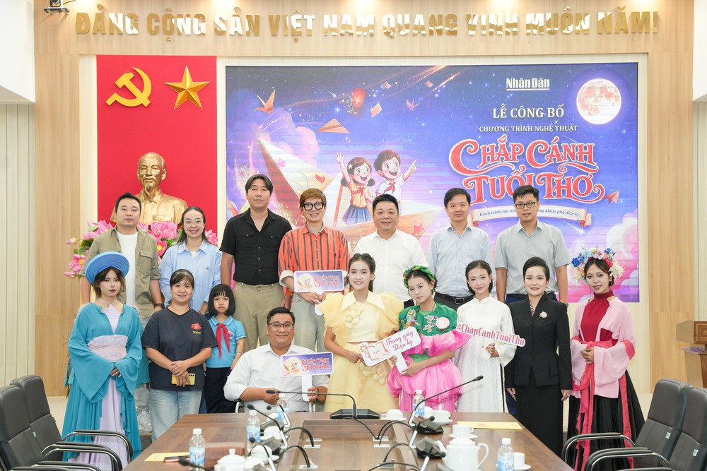 Báo Nhân dân "Chắp cánh tuổi thơ" nuôi dưỡng ước mơ cho thế hệ tương lai - Ảnh 2. Báo Nhân dân "Chắp cánh tuổi thơ" nuôi dưỡng ước mơ cho thế hệ tương lai - Ảnh 2.