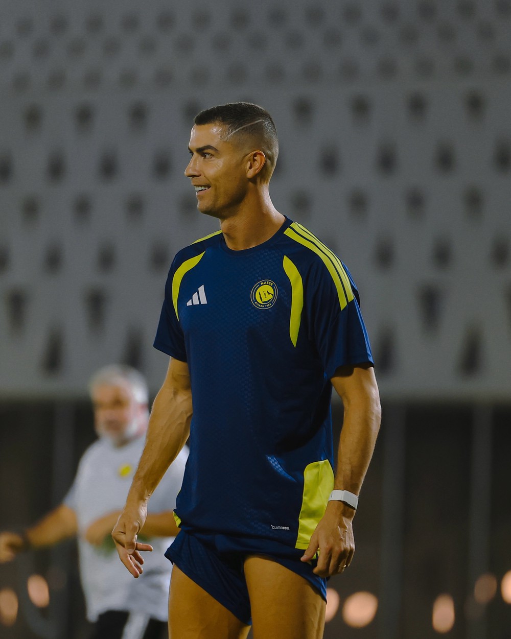 Ronaldo rạng rỡ trở lại sân tập cùng Al Nassr - Ảnh 2.