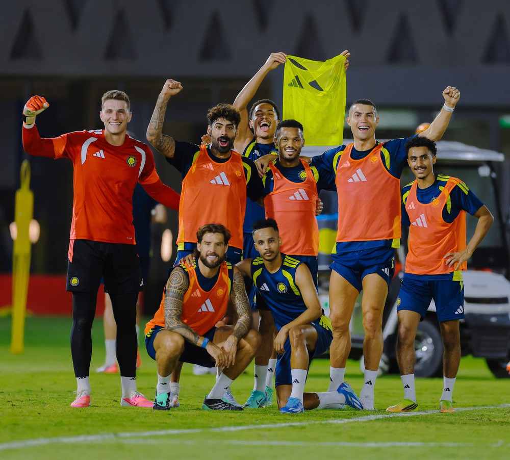 Ronaldo rạng rỡ trở lại sân tập cùng Al Nassr - Ảnh 1.