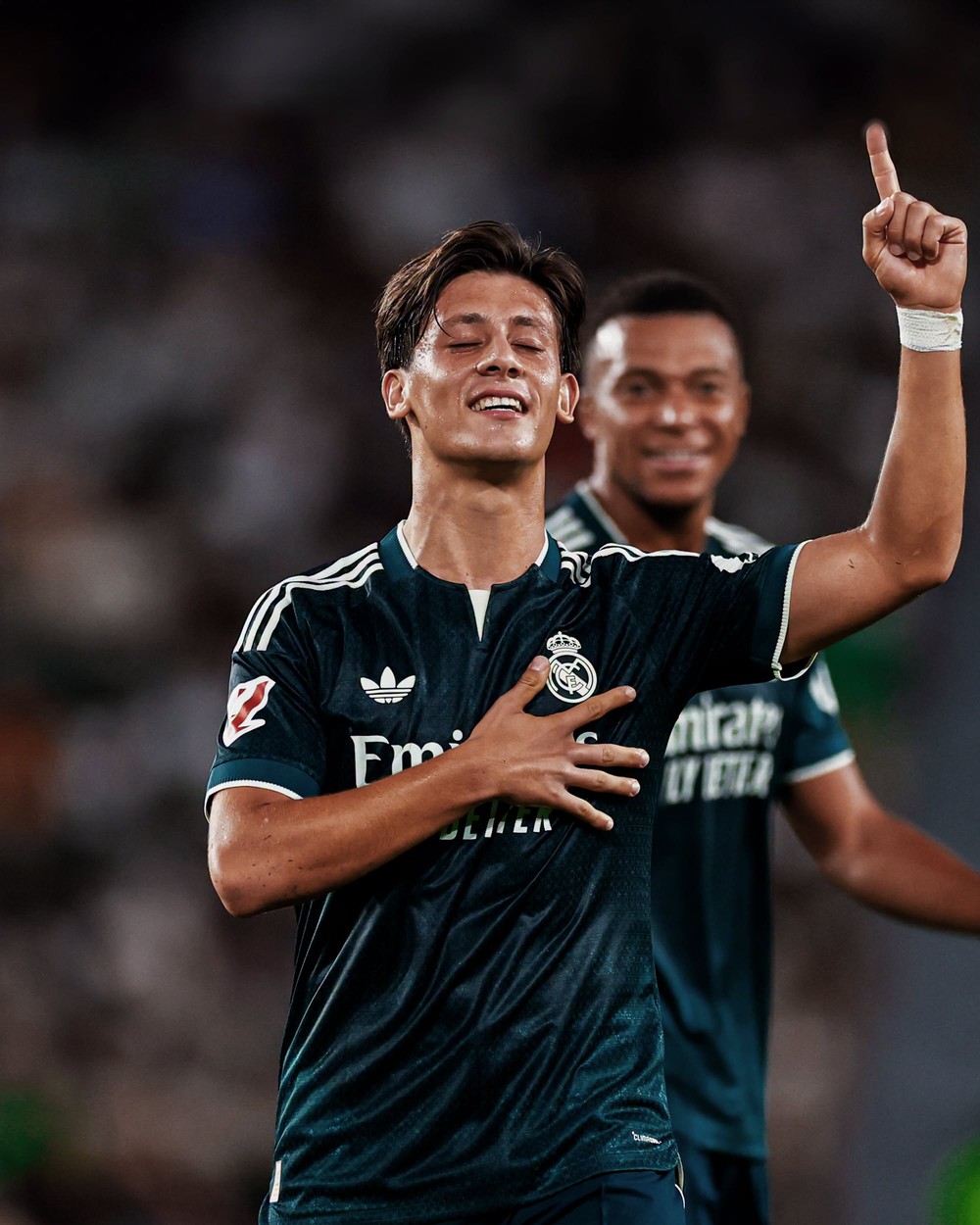 Real Madrid được cho là đã đạt thỏa thuận với Arda Guler về bản hợp đồng mới có thời hạn đến năm 2031, trong bối cảnh tiền vệ người Thổ Nhĩ Kỳ ngày càng khẳng định vị trí tại sân Bernabeu. Ảnh: FBNV Real Madrid được cho là đã đạt thỏa thuận với Arda Guler về bản hợp đồng mới có thời hạn đến năm 2031, trong bối cảnh tiền vệ người Thổ Nhĩ Kỳ ngày càng khẳng định vị trí tại sân Bernabeu. Ảnh: FBNV