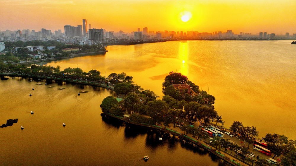 Lần đầu tiên Hà Nội có pháo hoa nước trong đêm mừng 72 năm Giải phóng Thủ đô - Ảnh 4.