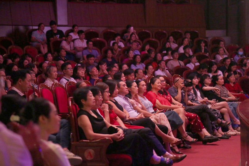 Chuyển đổi số từ quầy vé truyền thống (kỳ 1): "Cú chạm" không chỉ làm thay đổi một thói quen - Ảnh 1. Chuyển đổi số từ quầy vé truyền thống (kỳ 1): "Cú chạm" không chỉ làm thay đổi một thói quen - Ảnh 1.
