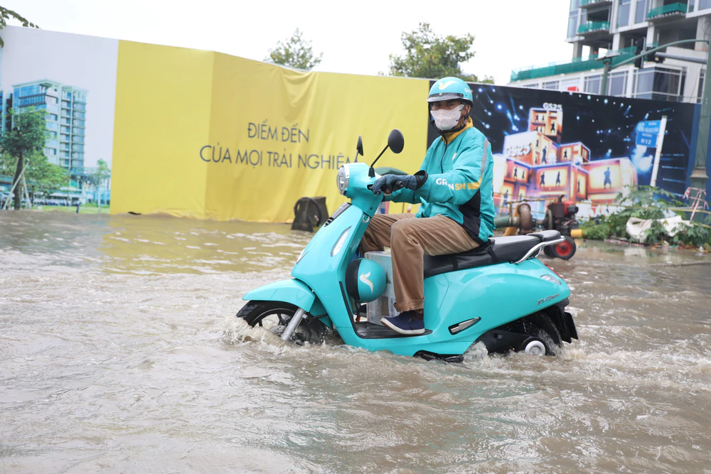 Mưa lớn, nhiều tuyến đường trung tâm TP. Hồ Chí Minh ngập sâu - Ảnh 4. Mưa lớn, nhiều tuyến đường trung tâm TP. Hồ Chí Minh ngập sâu - Ảnh 4.