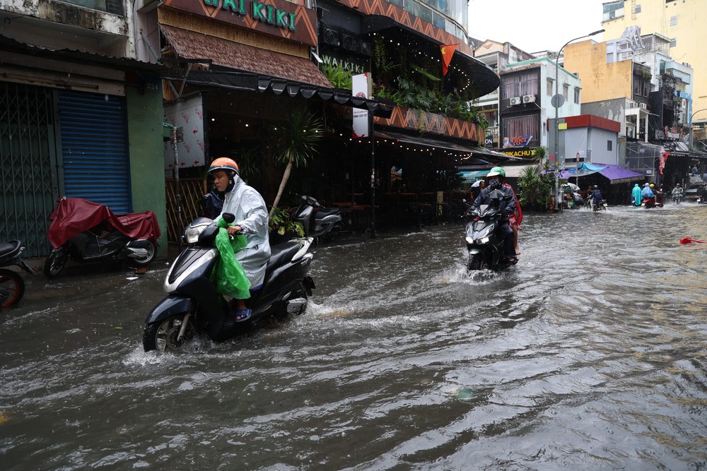 Mưa lớn, nhiều tuyến đường trung tâm TP. Hồ Chí Minh ngập sâu - Ảnh 7. Mưa lớn, nhiều tuyến đường trung tâm TP. Hồ Chí Minh ngập sâu - Ảnh 7.