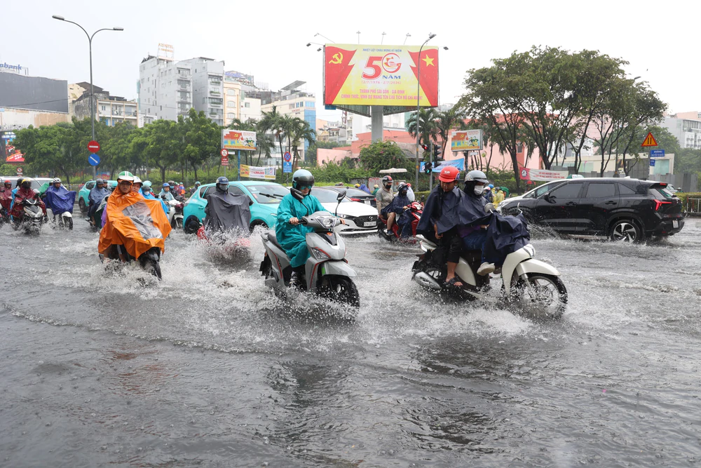 Thành phố Hồ Chí Minh: Cảnh báo 122 điểm ngập, tăng cường điều tiết giao thông trong mùa mưa  - Ảnh 3.