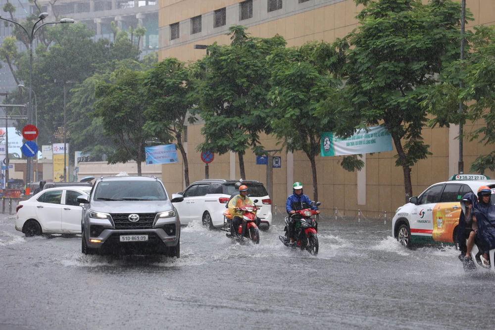 Thành phố Hồ Chí Minh: Cảnh báo 122 điểm ngập, tăng cường điều tiết giao thông trong mùa mưa  - Ảnh 2.