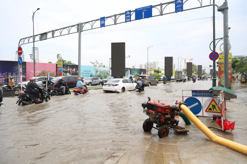 Mưa lớn, nhiều tuyến đường trung tâm TP. Hồ Chí Minh ngập sâu - Ảnh 5. Mưa lớn, nhiều tuyến đường trung tâm TP. Hồ Chí Minh ngập sâu - Ảnh 5.
