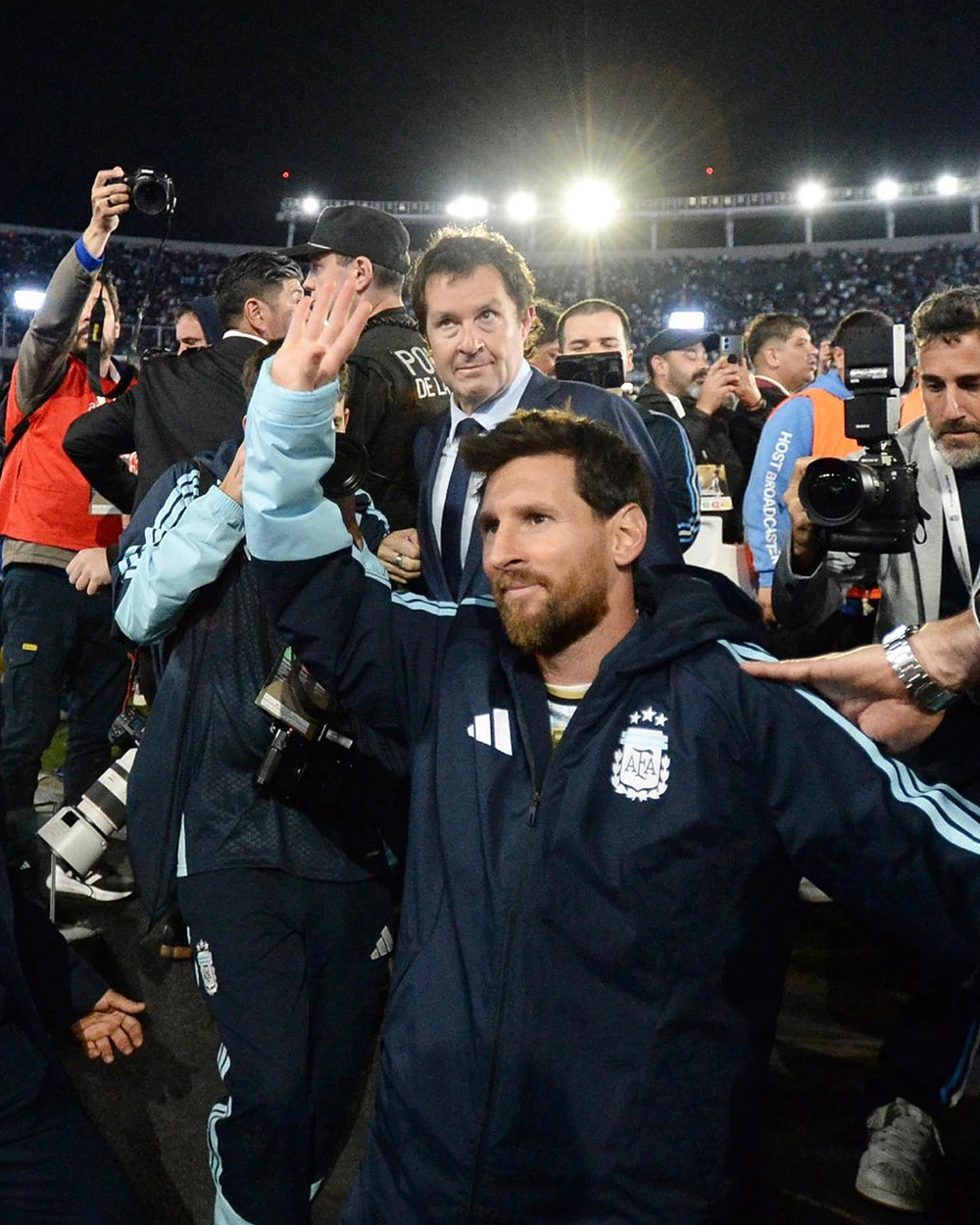 Messi Nghẹn Ngào Nói Lời Tạm Biệt Argentina: 'Tôi Không Muốn Rời Khỏi Nơi Này' - Ảnh 3.