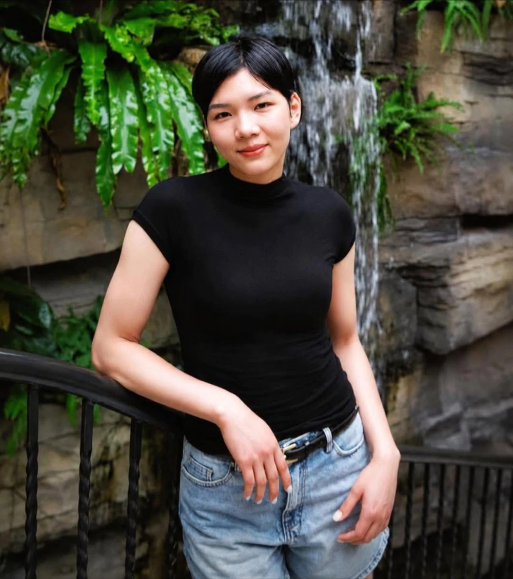 Vẻ đẹp đời thường của phụ công Bích Thủy Vẻ đẹp đời thường của phụ công Bích Thủy
