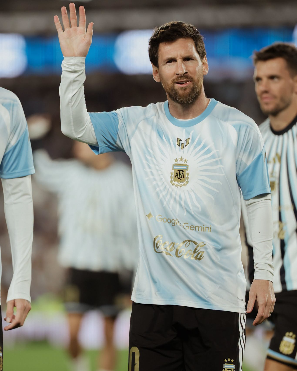 Chùm ảnh: Messi bật khóc & những khoảnh khắc cuối cùng khép lại hành trình 21 năm cùng ĐT Argentina - Ảnh 1. Chùm ảnh: Messi bật khóc & những khoảnh khắc cuối cùng khép lại hành trình 21 năm cùng ĐT Argentina - Ảnh 1.