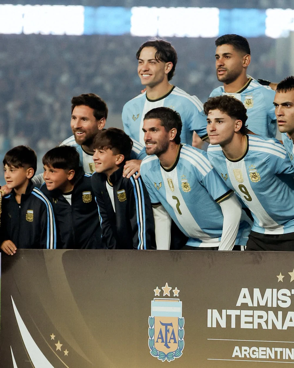 Chùm ảnh: Messi bật khóc & những khoảnh khắc cuối cùng khép lại hành trình 21 năm cùng ĐT Argentina - Ảnh 2. Chùm ảnh: Messi bật khóc & những khoảnh khắc cuối cùng khép lại hành trình 21 năm cùng ĐT Argentina - Ảnh 2.