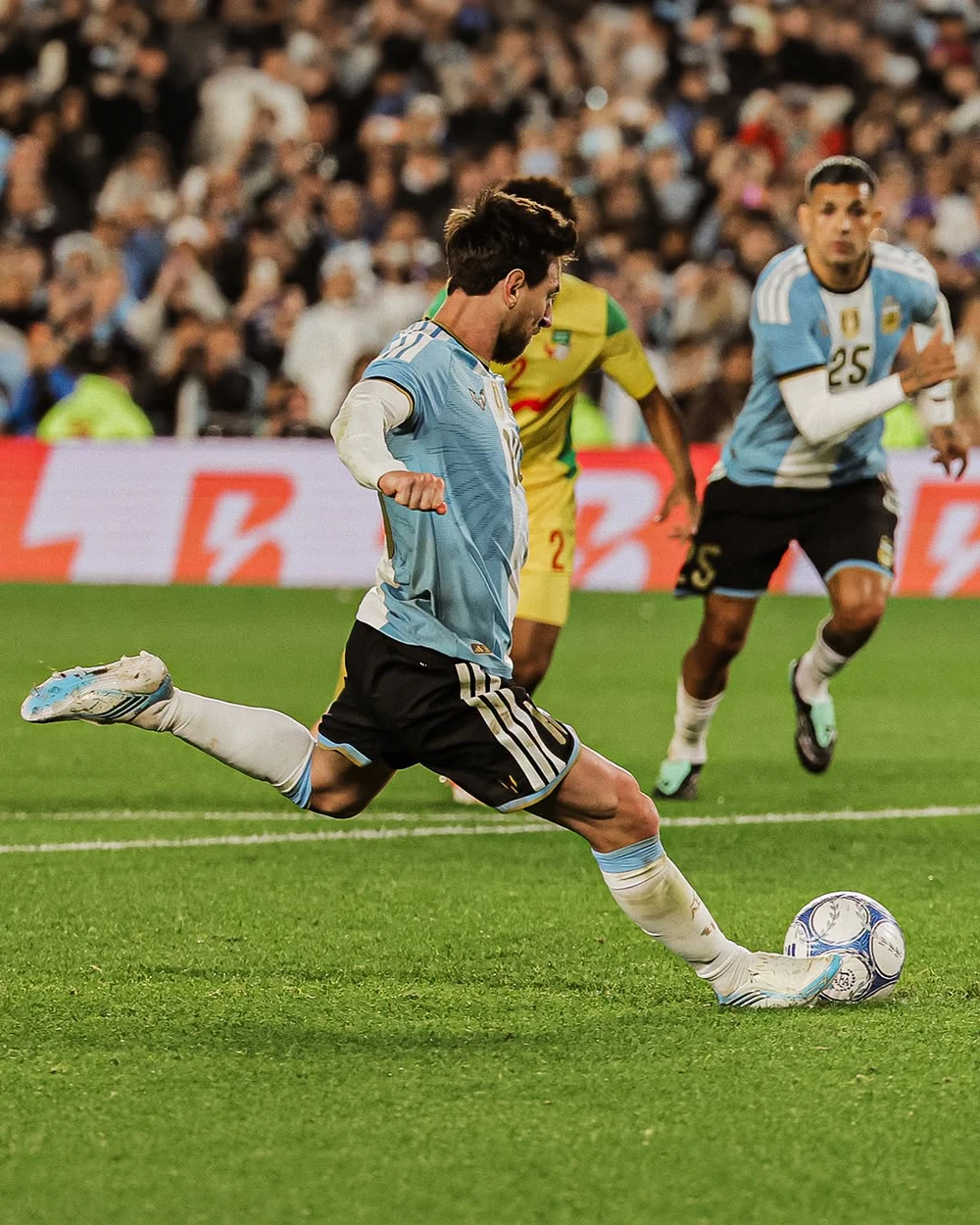 Chùm ảnh: Messi bật khóc & những khoảnh khắc cuối cùng khép lại hành trình 21 năm cùng ĐT Argentina - Ảnh 5. Chùm ảnh: Messi bật khóc & những khoảnh khắc cuối cùng khép lại hành trình 21 năm cùng ĐT Argentina - Ảnh 5.