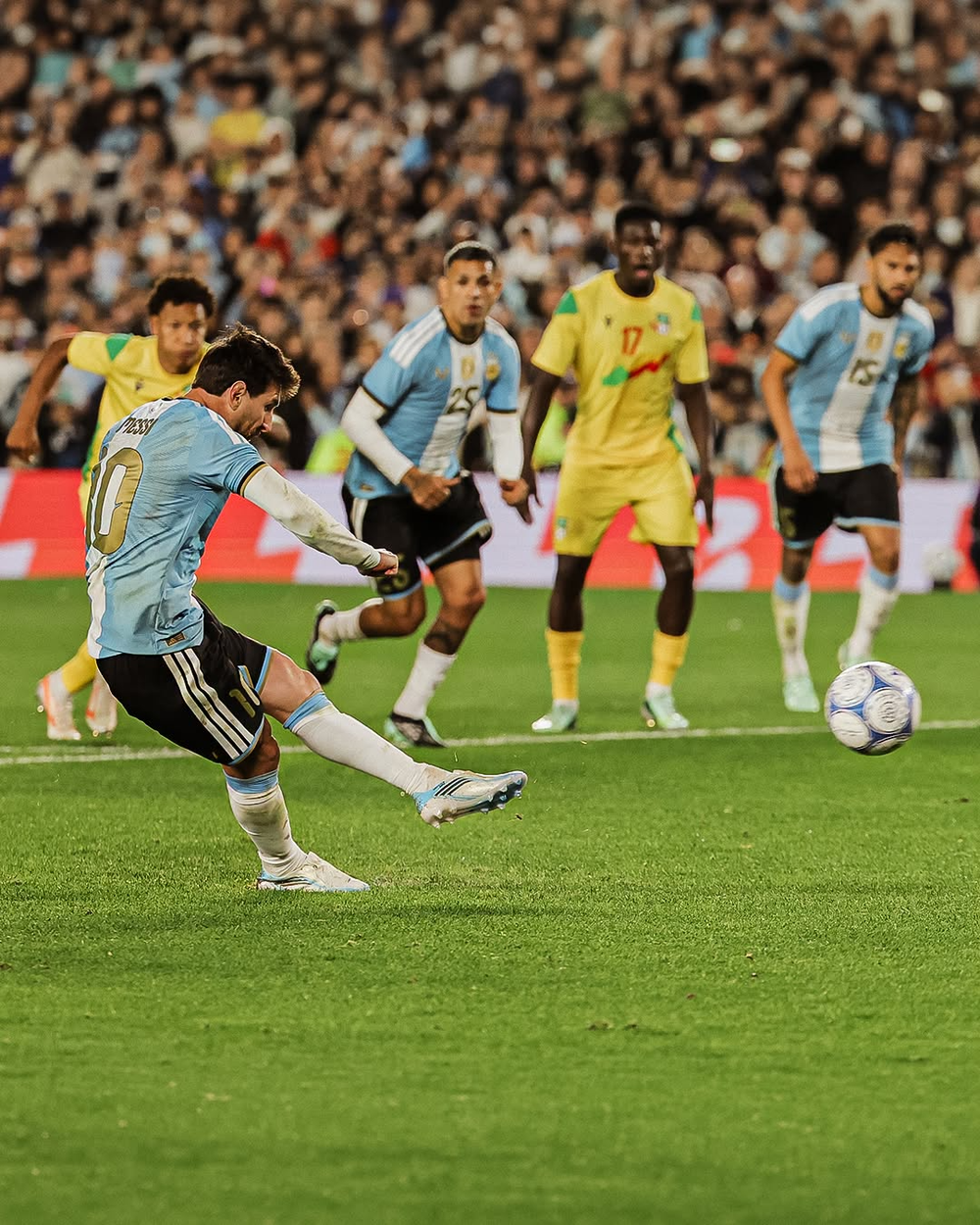 Chùm ảnh: Messi bật khóc & những khoảnh khắc cuối cùng khép lại hành trình 21 năm cùng ĐT Argentina - Ảnh 6. Chùm ảnh: Messi bật khóc & những khoảnh khắc cuối cùng khép lại hành trình 21 năm cùng ĐT Argentina - Ảnh 6.