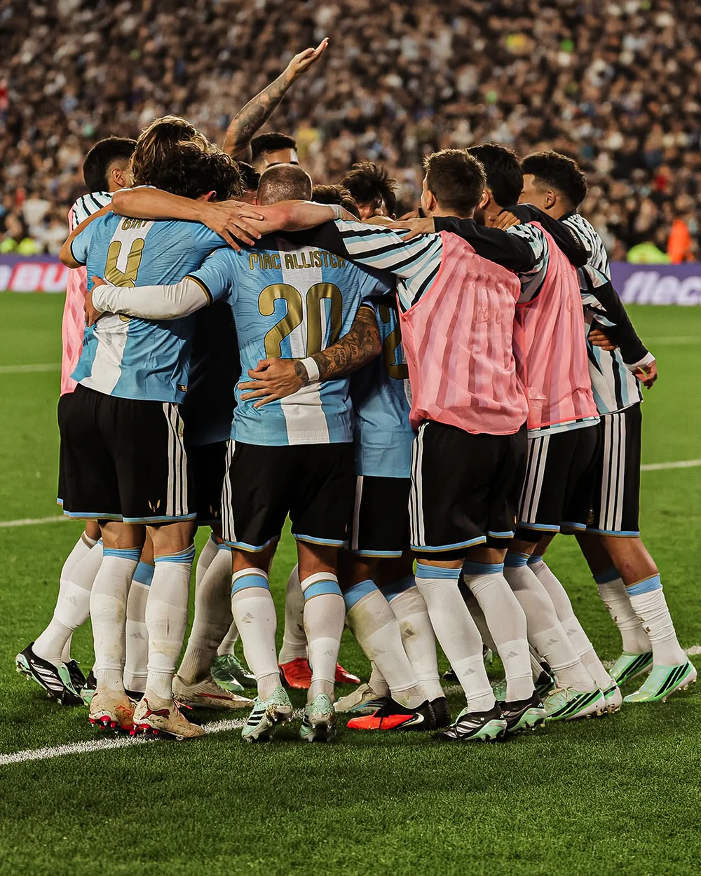 Chùm ảnh: Messi bật khóc & những khoảnh khắc cuối cùng khép lại hành trình 21 năm cùng ĐT Argentina - Ảnh 12. Chùm ảnh: Messi bật khóc & những khoảnh khắc cuối cùng khép lại hành trình 21 năm cùng ĐT Argentina - Ảnh 12.