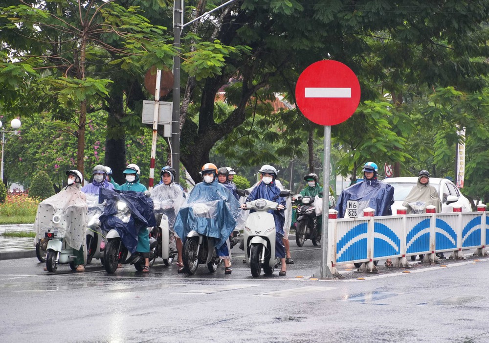 Dự báo thời tiết ngày 8/10: Mưa lớn ở Huế và Đà Nẵng sẽ giảm dần từ ngày 9/10 - Ảnh 1.
