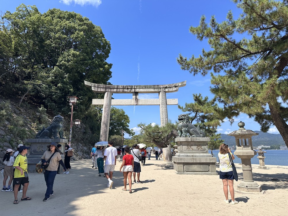 Miyajima - Nơi núi, biển và tín ngưỡng giao hòa - Ảnh 1. Miyajima - Nơi núi, biển và tín ngưỡng giao hòa - Ảnh 1.