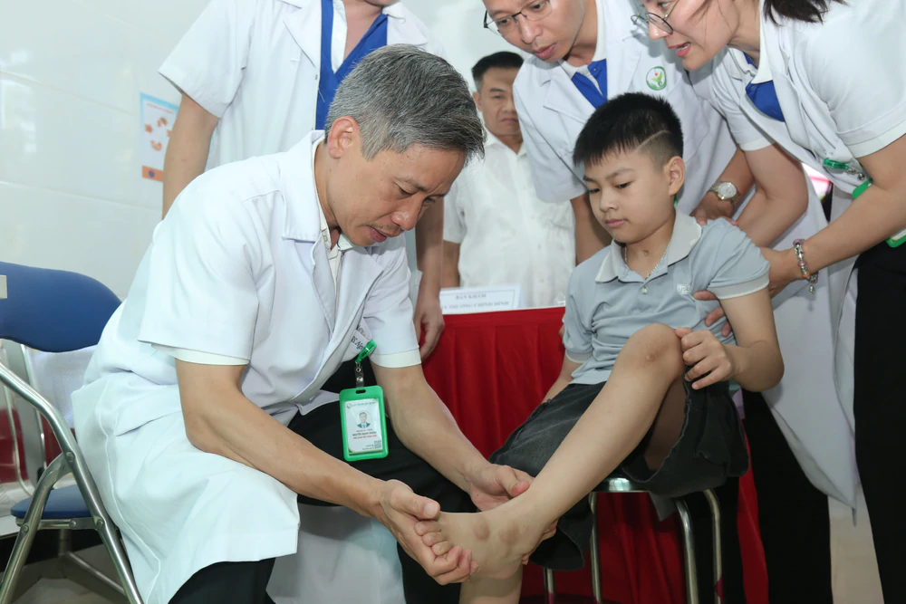 Trao cơ hội đi lại cho bệnh nhi 10 tuổi chịu di chứng sau chấn thương sọ não - Ảnh 1.