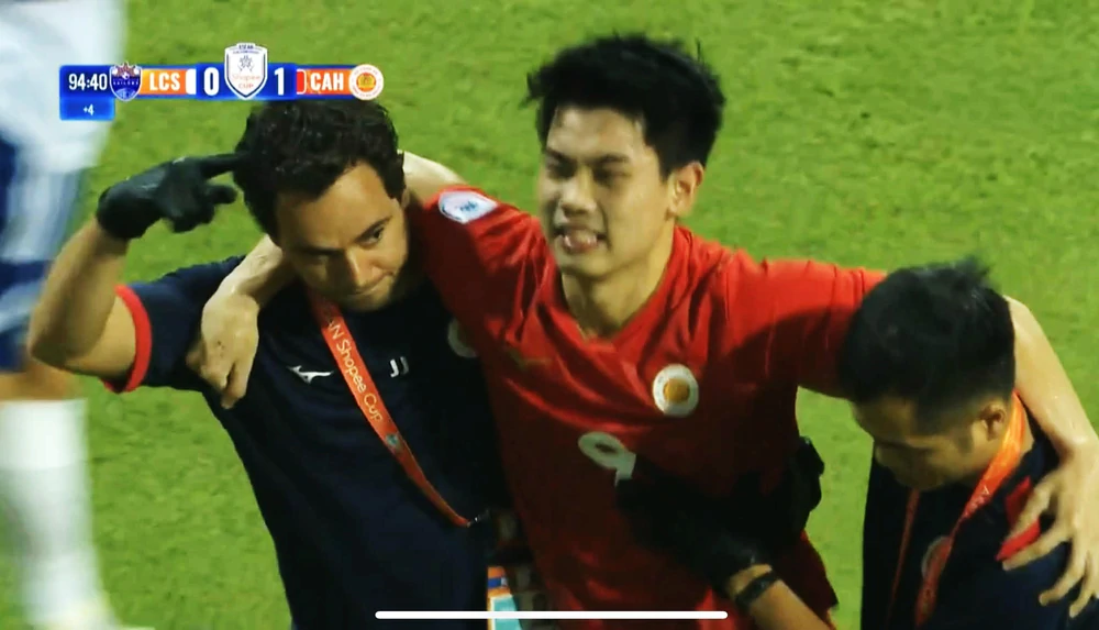 Đình Bắc chấn thương đáng lo ngại trong ngày CAHN thắng tối thiểu ở Shopee Cup 2026/27 - Ảnh 2. Đình Bắc chấn thương đáng lo ngại trong ngày CAHN thắng tối thiểu ở Shopee Cup 2026/27 - Ảnh 2.