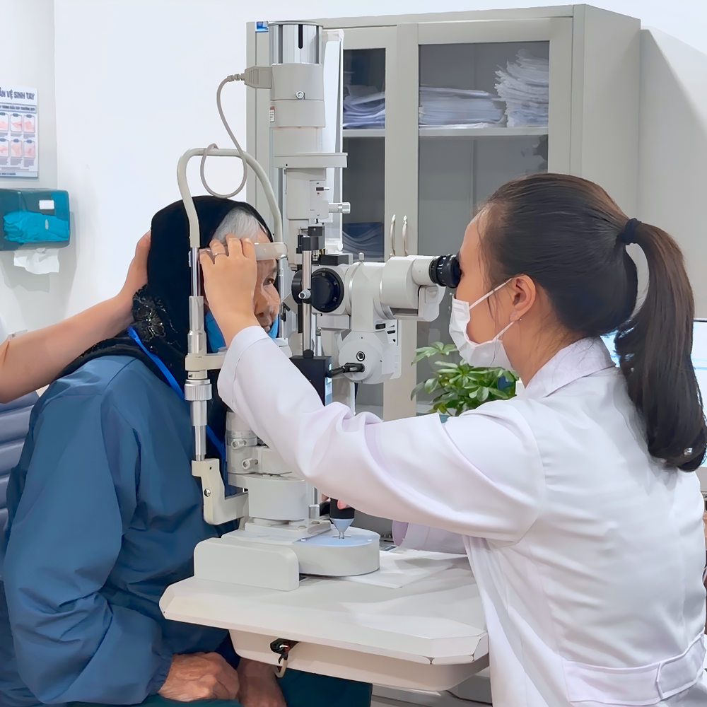 Cụ bà 101 tuổi tìm lại ánh sáng sau nhiều năm sống chung với đục thể thủy tinh - Ảnh 2. Cụ bà 101 tuổi tìm lại ánh sáng sau nhiều năm sống chung với đục thể thủy tinh - Ảnh 2.