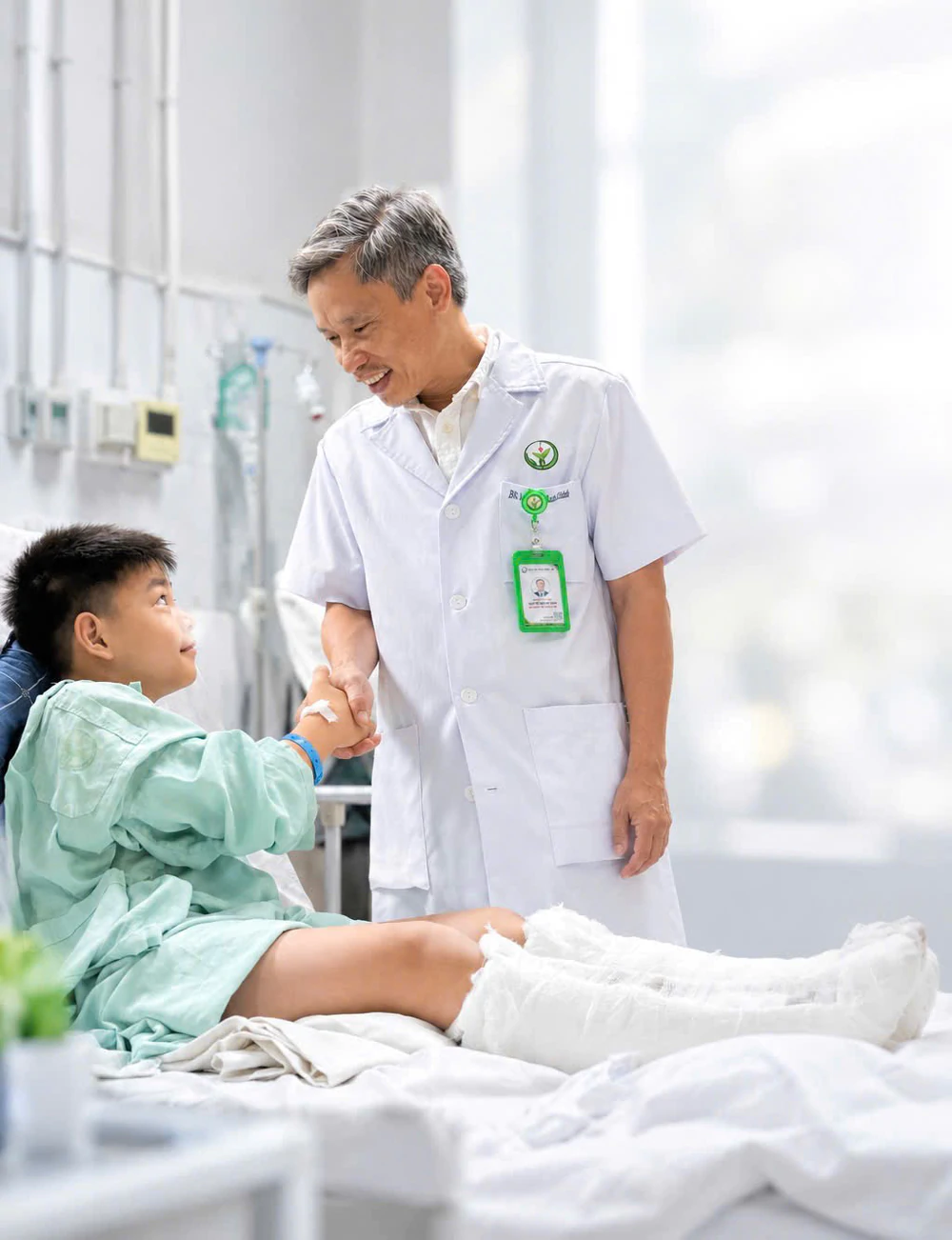 Trao cơ hội đi lại cho bệnh nhi 10 tuổi chịu di chứng sau chấn thương sọ não - Ảnh 4.