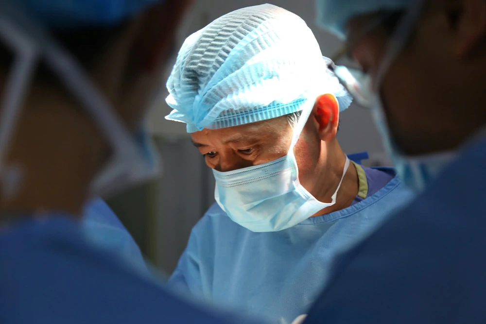 Trao cơ hội đi lại cho bệnh nhi 10 tuổi chịu di chứng sau chấn thương sọ não - Ảnh 2.