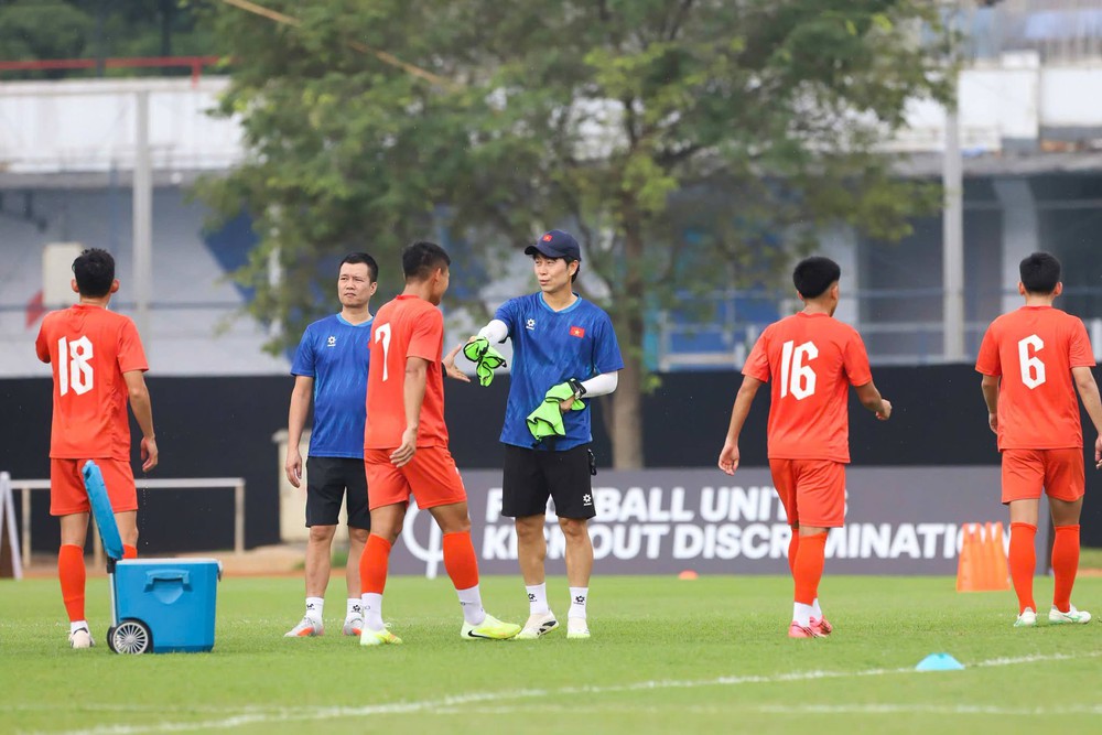 HLV Kim Sang Sik chia tay trợ lý người Hàn Quốc sau FIFA ASEAN Cup - Ảnh 1. HLV Kim Sang Sik chia tay trợ lý người Hàn Quốc sau FIFA ASEAN Cup - Ảnh 1.