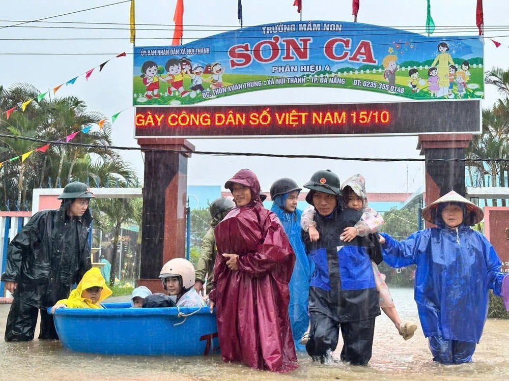 Đà Nẵng sẵn sàng các phương án sơ tán người dân vùng lũ trong đêm - Ảnh 1. Đà Nẵng sẵn sàng các phương án sơ tán người dân vùng lũ trong đêm - Ảnh 1.