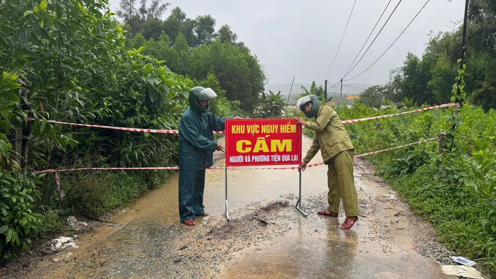Đà Nẵng sẵn sàng các phương án sơ tán người dân vùng lũ trong đêm - Ảnh 3. Đà Nẵng sẵn sàng các phương án sơ tán người dân vùng lũ trong đêm - Ảnh 3.