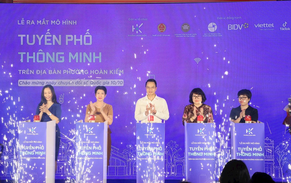 "Tuyến phố thông minh” đưa công nghệ số vào đời sống phố cổ Hà Nội - Ảnh 1. "Tuyến phố thông minh” đưa công nghệ số vào đời sống phố cổ Hà Nội - Ảnh 1.