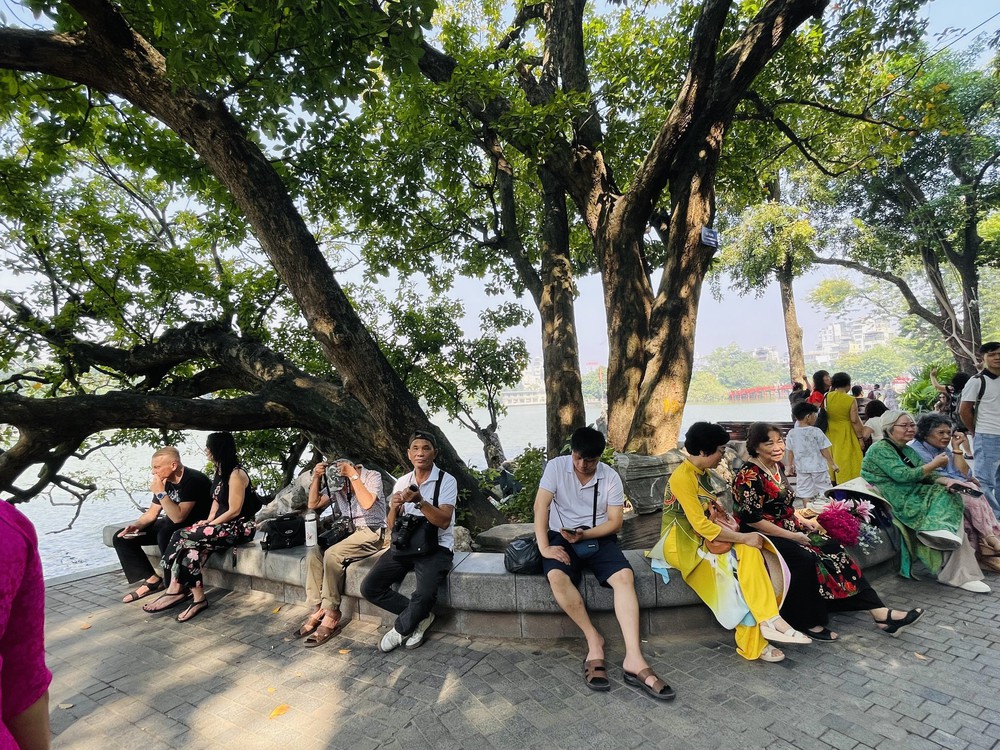 Từ cảnh sắc mùa Thu Hà Nội đến trải nghiệm của du khách - Ảnh 4.