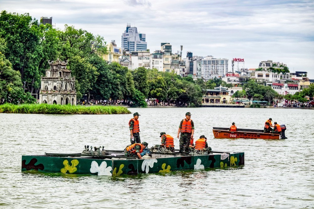 Hà Nội khẩn trương hoàn thiện các trận địa pháo hoa chào mừng Ngày Giải phóng Thủ đô - Ảnh 2. Hà Nội khẩn trương hoàn thiện các trận địa pháo hoa chào mừng Ngày Giải phóng Thủ đô - Ảnh 2.