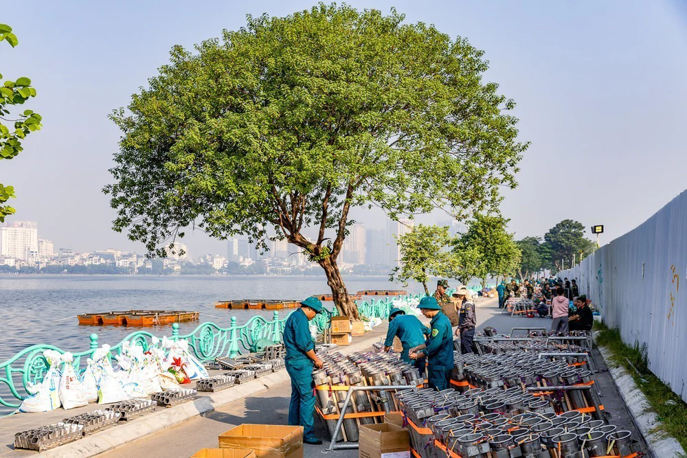 Hà Nội khẩn trương hoàn thiện các trận địa pháo hoa chào mừng Ngày Giải phóng Thủ đô - Ảnh 6. Hà Nội khẩn trương hoàn thiện các trận địa pháo hoa chào mừng Ngày Giải phóng Thủ đô - Ảnh 6.
