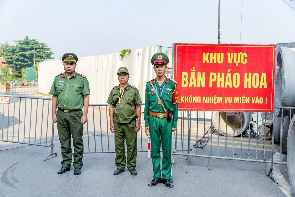 Hà Nội khẩn trương hoàn thiện các trận địa pháo hoa chào mừng Ngày Giải phóng Thủ đô - Ảnh 8. Hà Nội khẩn trương hoàn thiện các trận địa pháo hoa chào mừng Ngày Giải phóng Thủ đô - Ảnh 8.