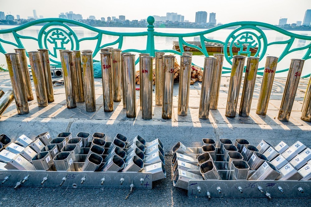 Hà Nội khẩn trương hoàn thiện các trận địa pháo hoa chào mừng Ngày Giải phóng Thủ đô - Ảnh 5. Hà Nội khẩn trương hoàn thiện các trận địa pháo hoa chào mừng Ngày Giải phóng Thủ đô - Ảnh 5.