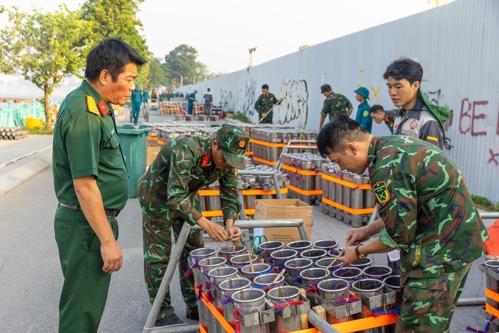 Hà Nội khẩn trương hoàn thiện các trận địa pháo hoa chào mừng Ngày Giải phóng Thủ đô - Ảnh 4. Hà Nội khẩn trương hoàn thiện các trận địa pháo hoa chào mừng Ngày Giải phóng Thủ đô - Ảnh 4.
