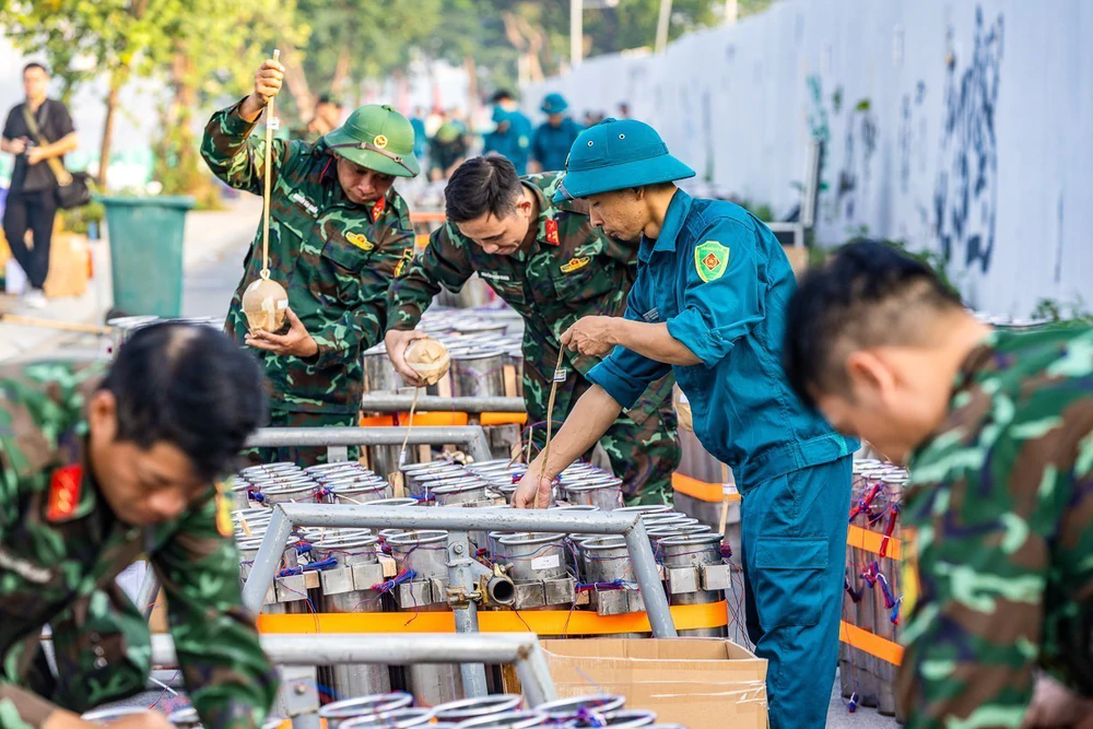 Hà Nội khẩn trương hoàn thiện các trận địa pháo hoa chào mừng Ngày Giải phóng Thủ đô - Ảnh 3. Hà Nội khẩn trương hoàn thiện các trận địa pháo hoa chào mừng Ngày Giải phóng Thủ đô - Ảnh 3.