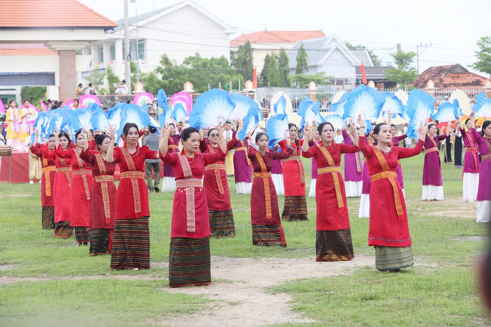 Lễ rước y trang trong lễ hội Katê: Nét đẹp truyền thống giữ mạch nguồn di sản - Ảnh 6.